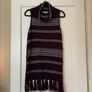 Sleeveless crown neck sweater with tassels